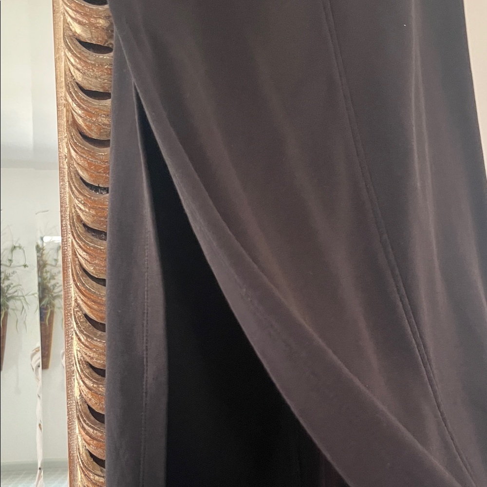 Elegant Black Midi Dress - Picture 3 of 4